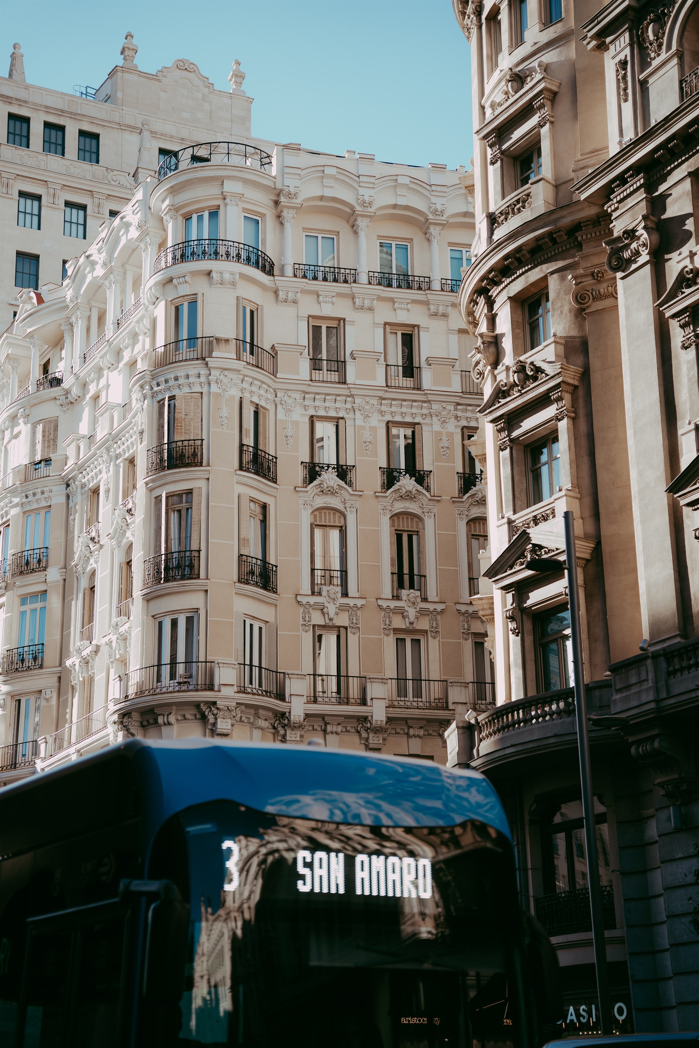 Arquitectura urbana de Madrid y un autobús de la línea San Bernardo