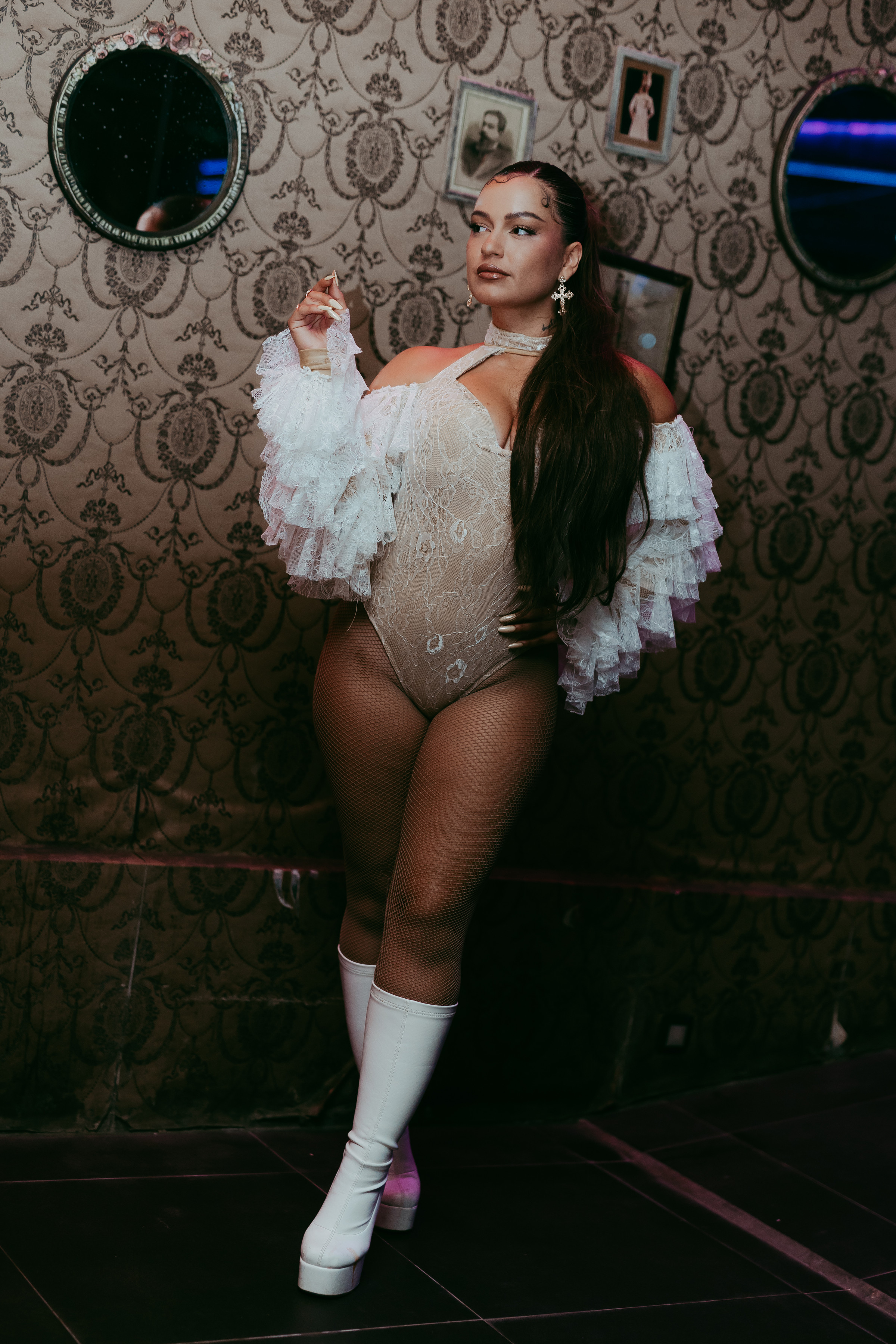 Bailarina de Mala Mia posa frente a la pared de Sala Ébano