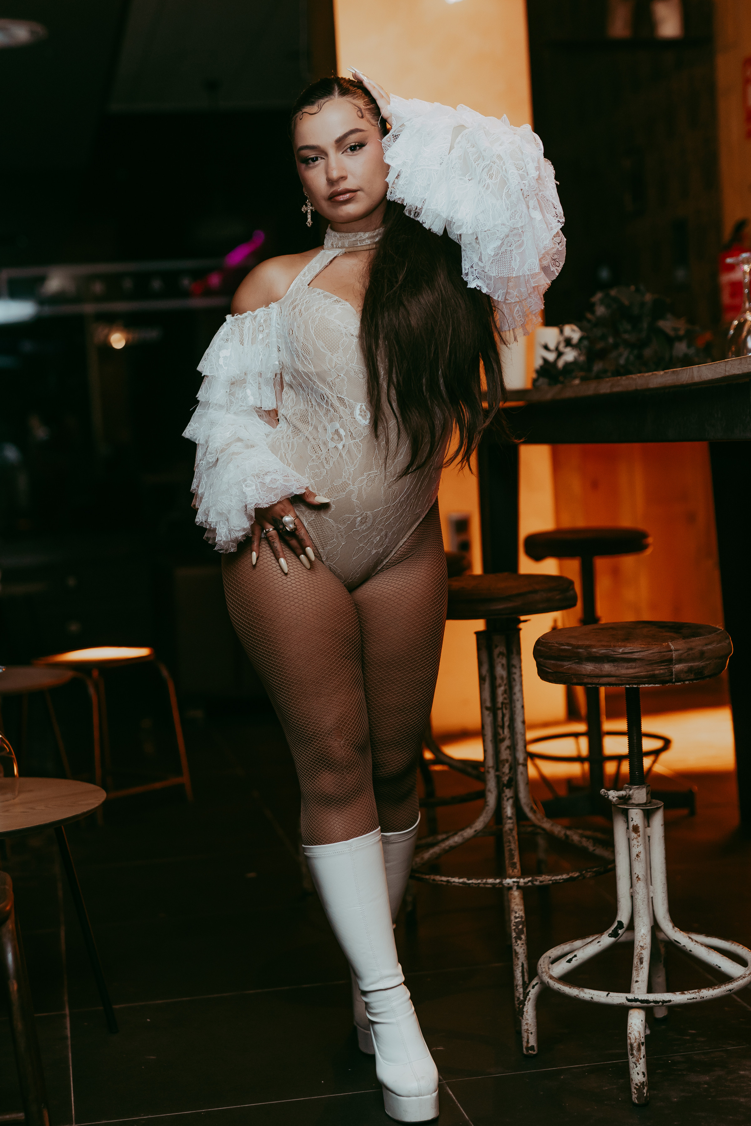 Bailarina de Mala Mia posa junto a la barra de Sala Ébano