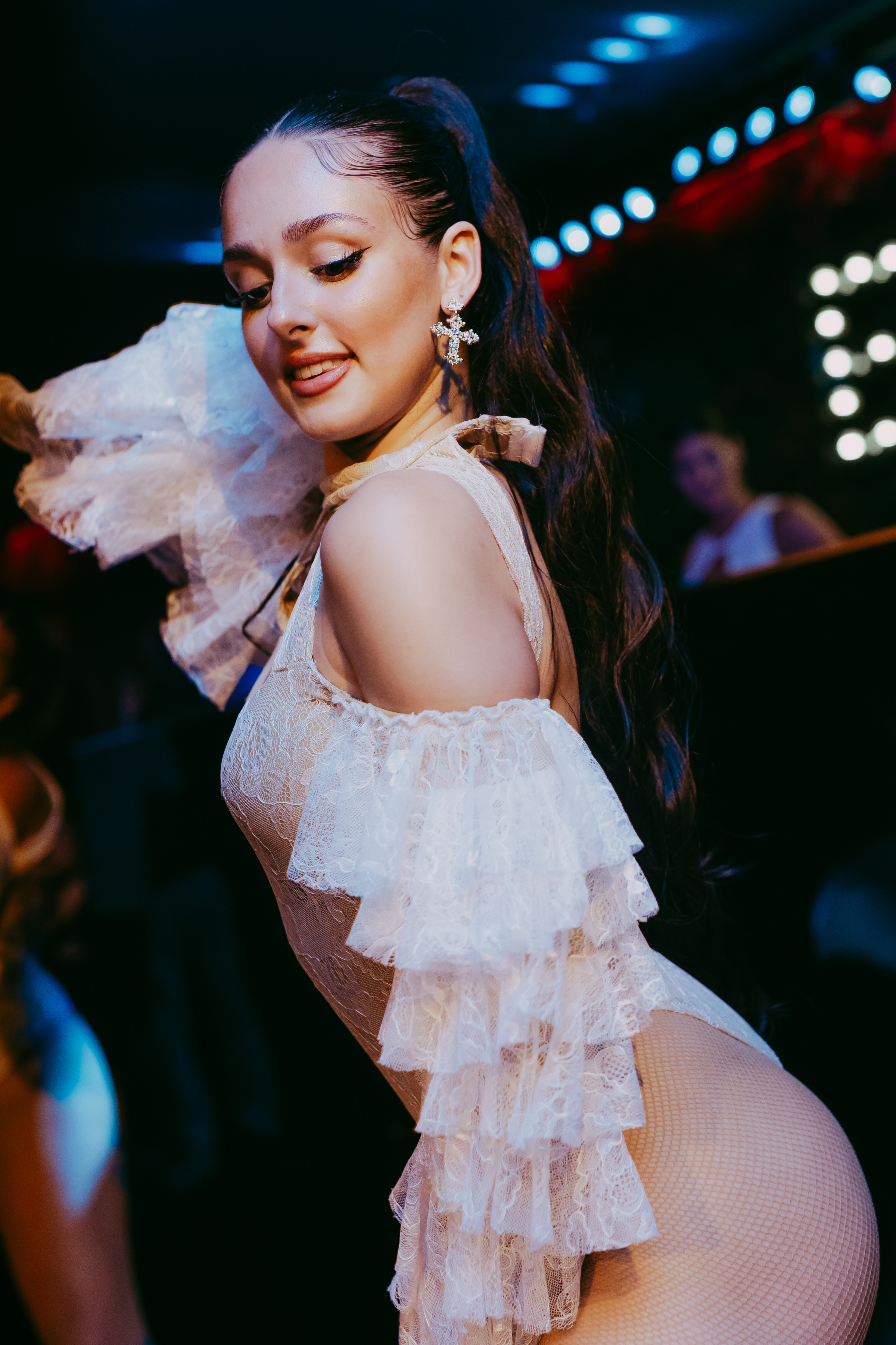 Bailarina de Mala Mia mira hacia la pista