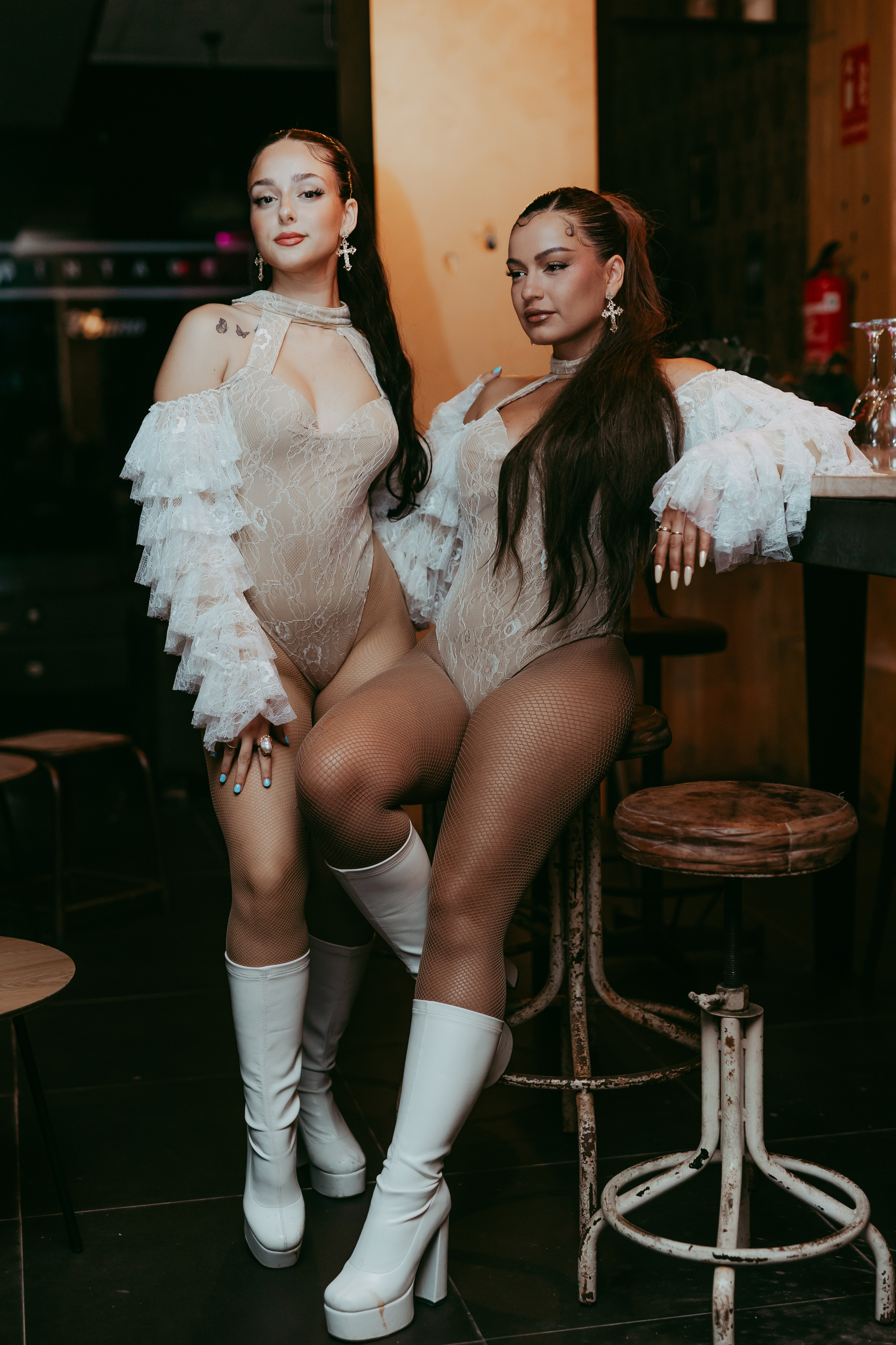 Dos integrantes de Mala Mia posan juntas en Sala Ébano