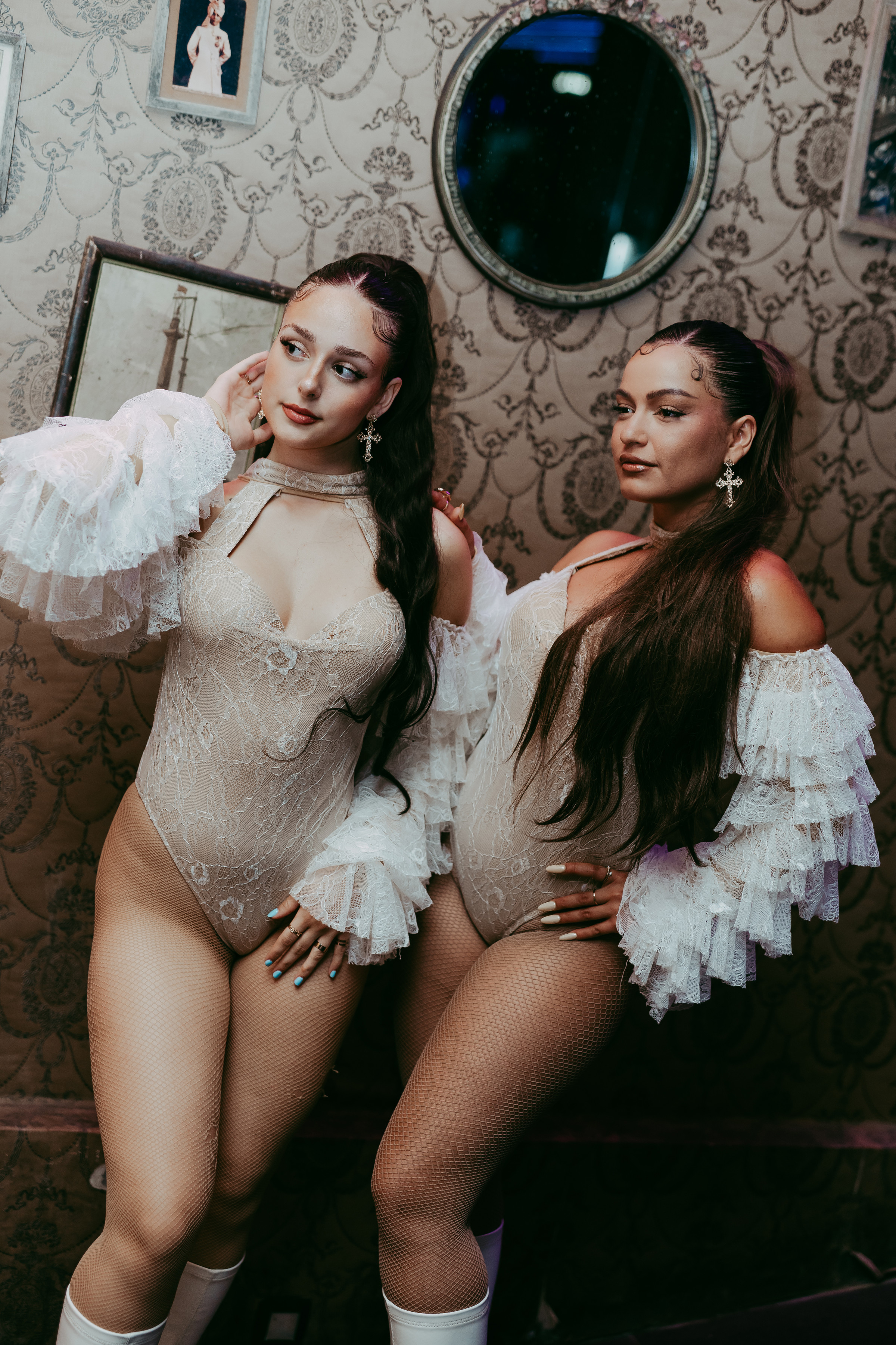 Dos bailarinas de Mala Mia posan juntas