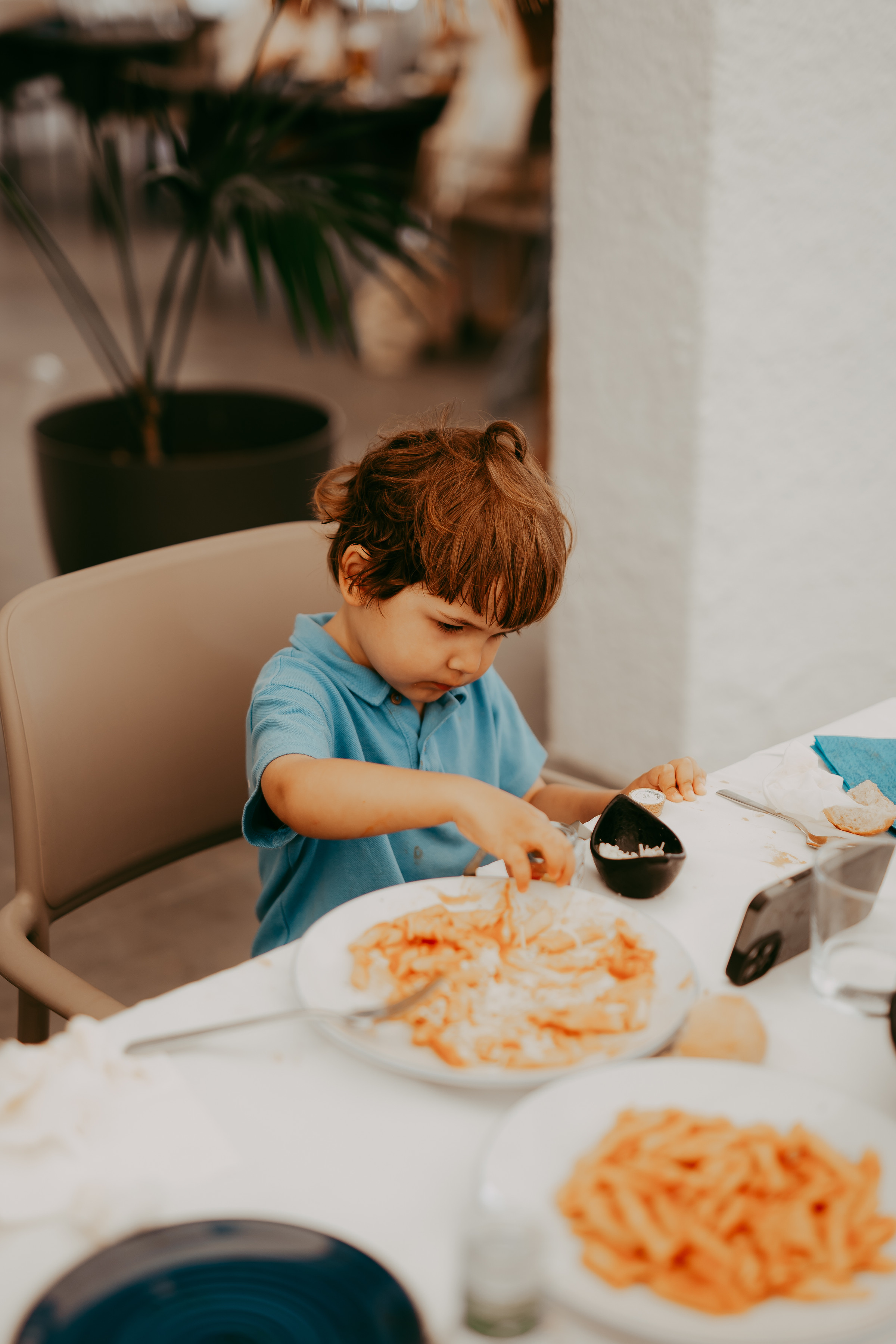 Milán disfruta de una comida en familia
