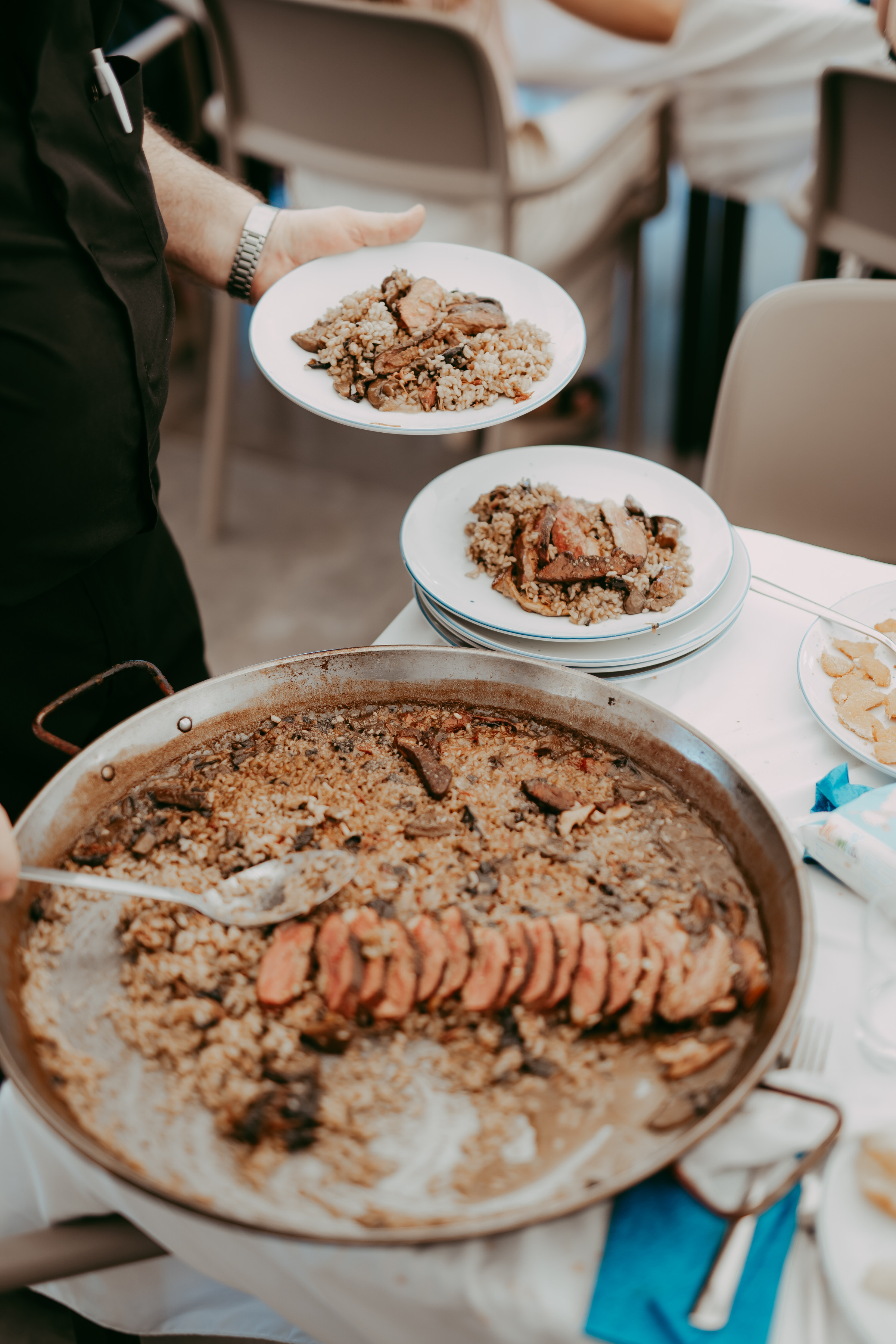 La paella preparada para compartir durante la celebración