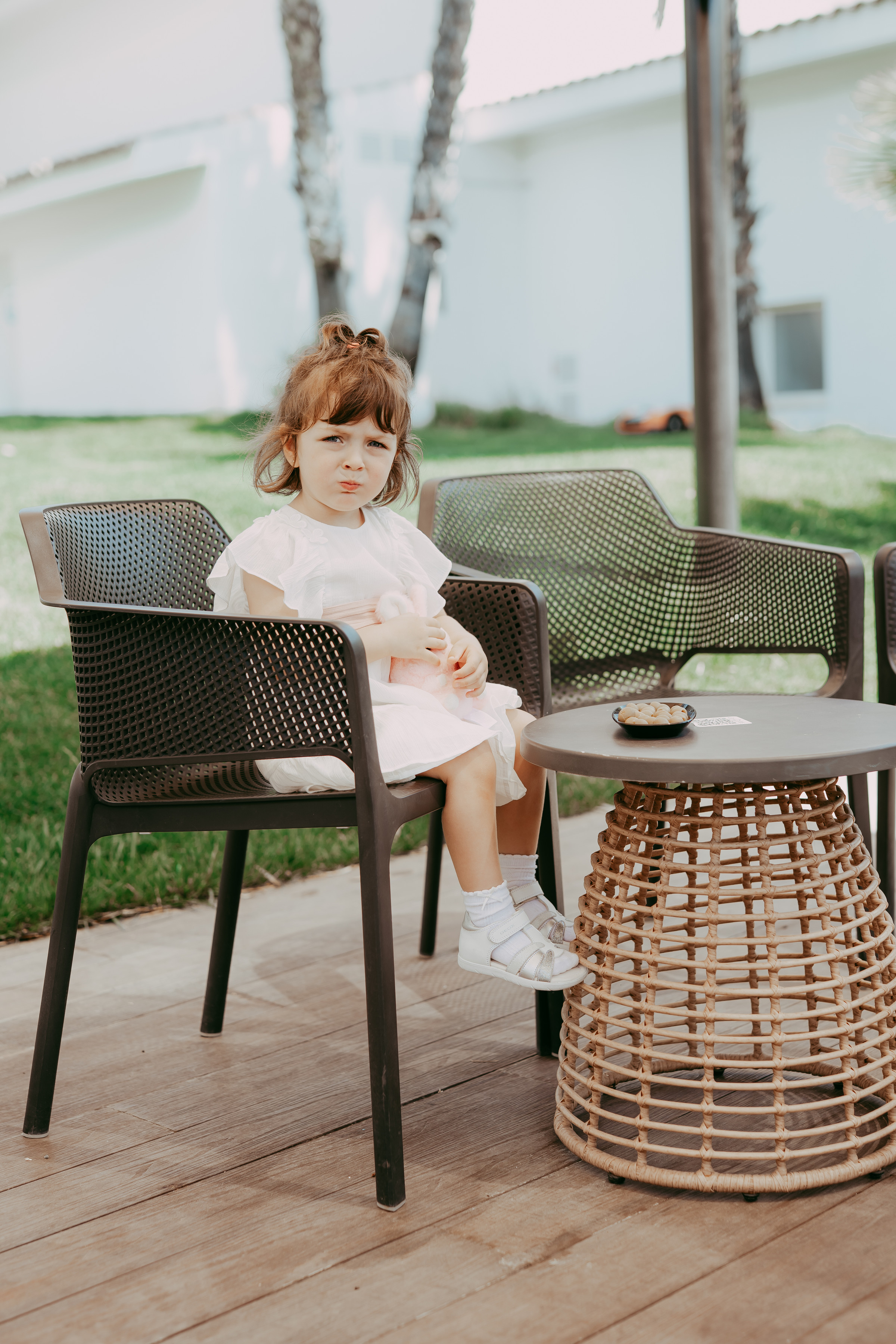 Una pequeña invitada descansa en una silla durante la fiesta