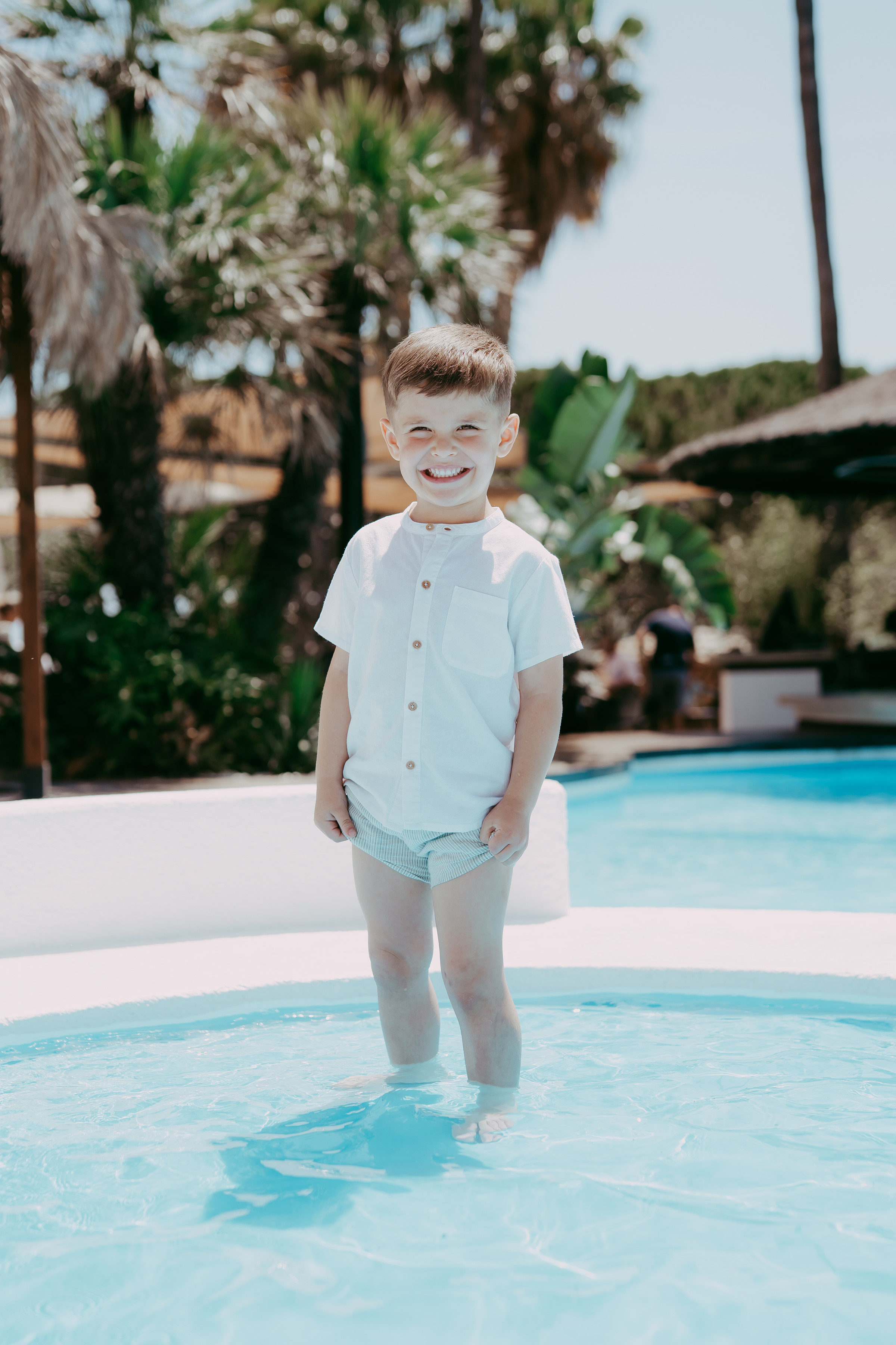 Milán sonríe mientras juega en la piscina
