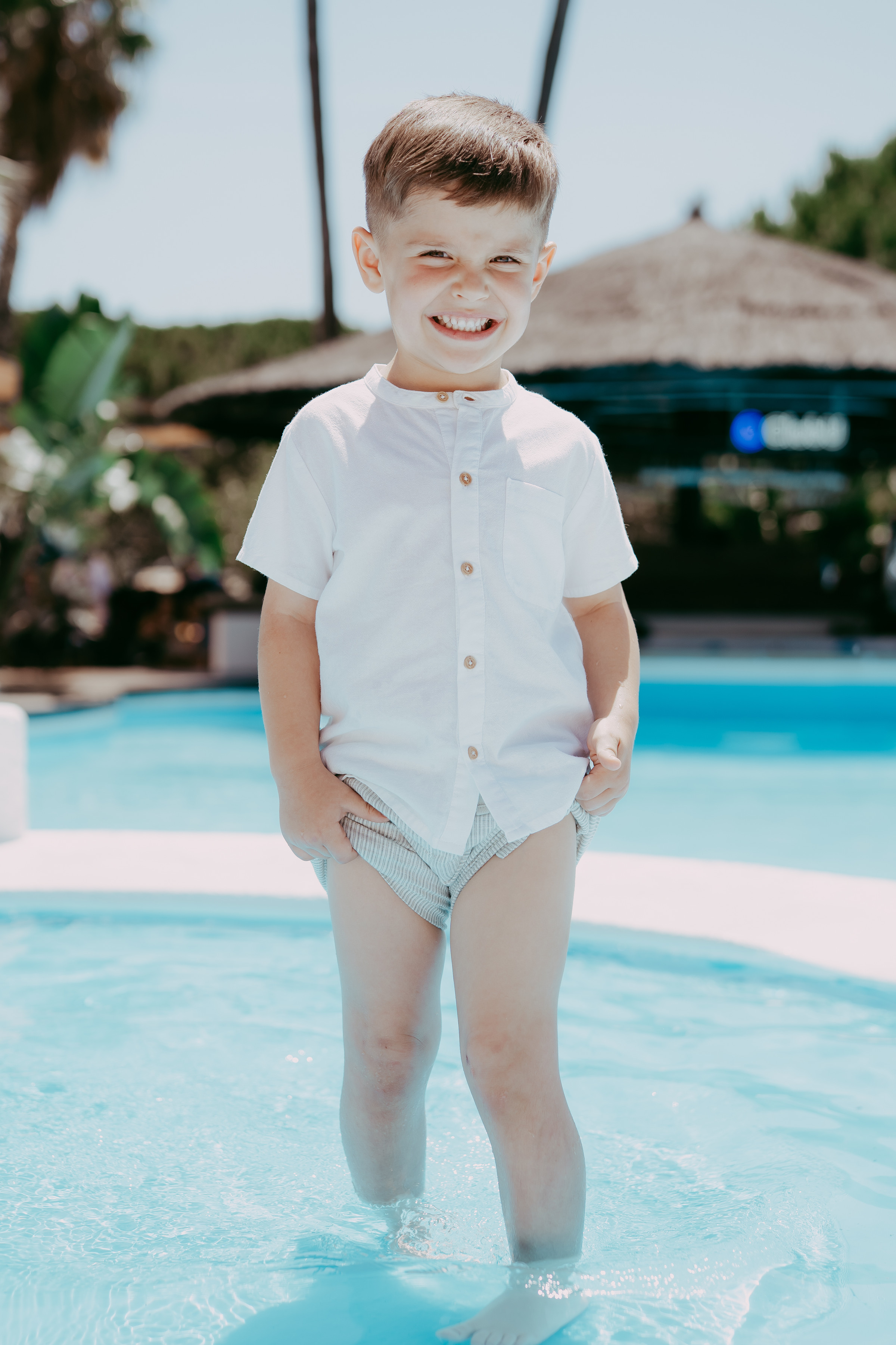 Milán sonríe en un retrato junto a la piscina