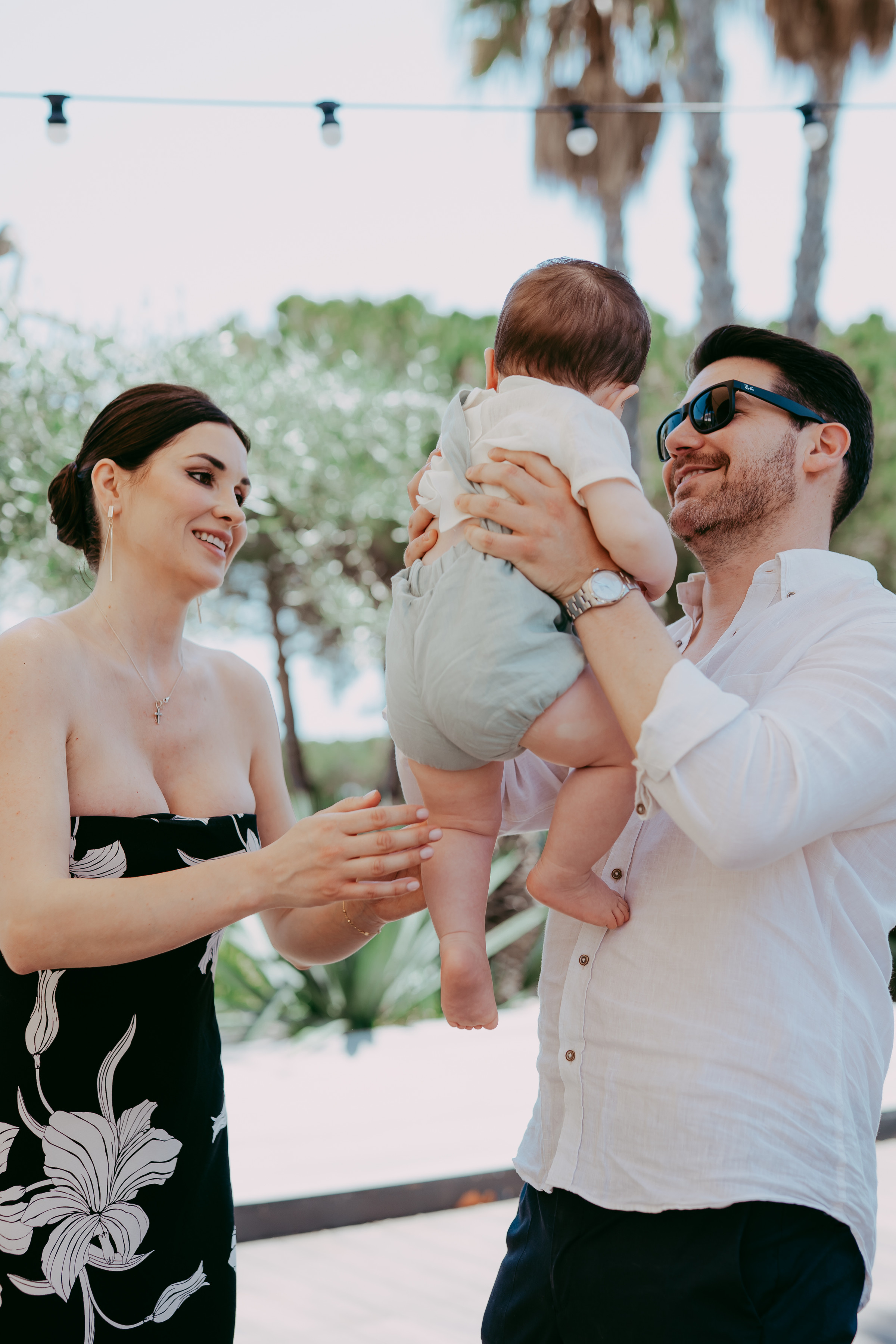 Milán en brazos de sus padres durante la celebración de su bautizo