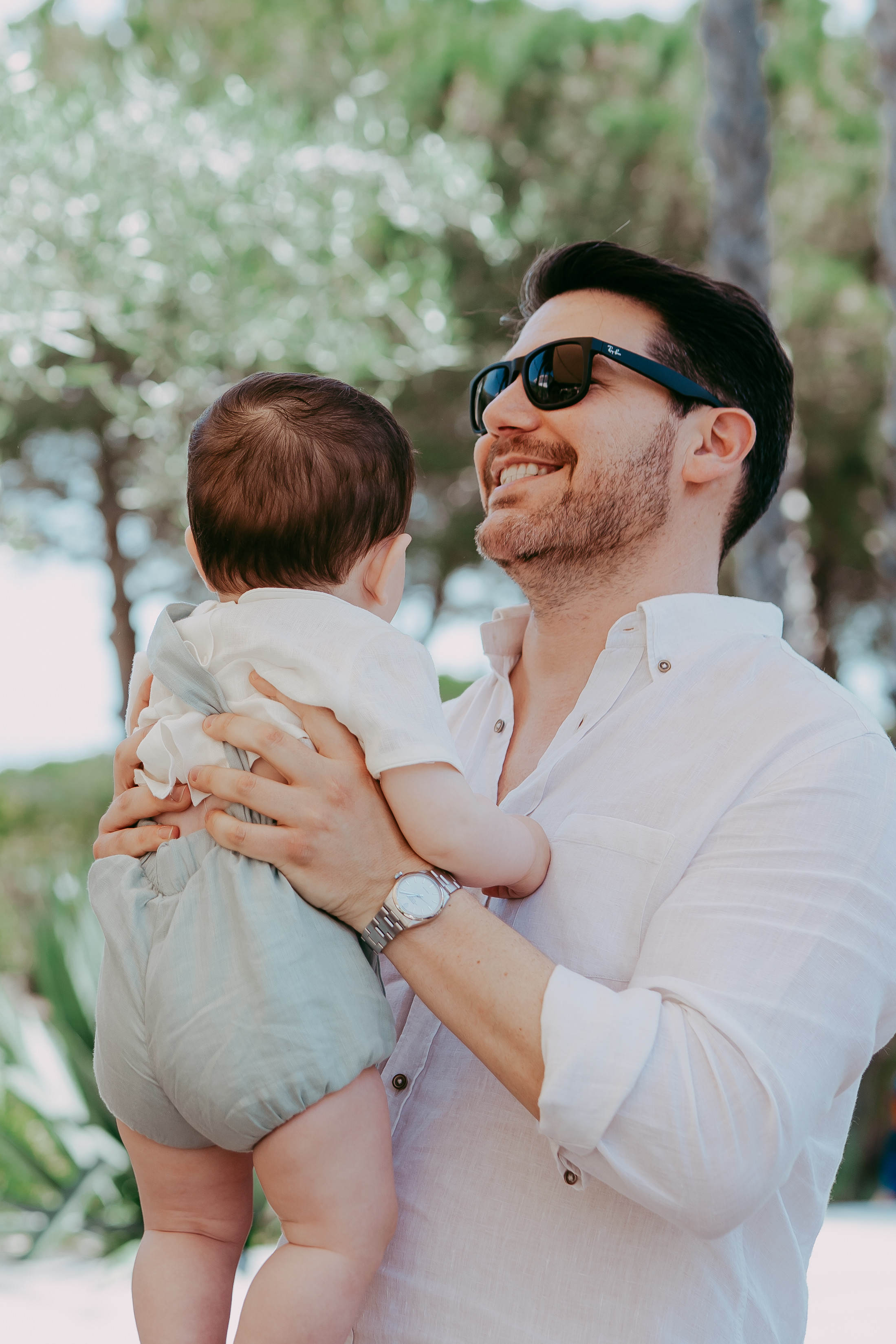 Milán en brazos de su padre durante la celebración