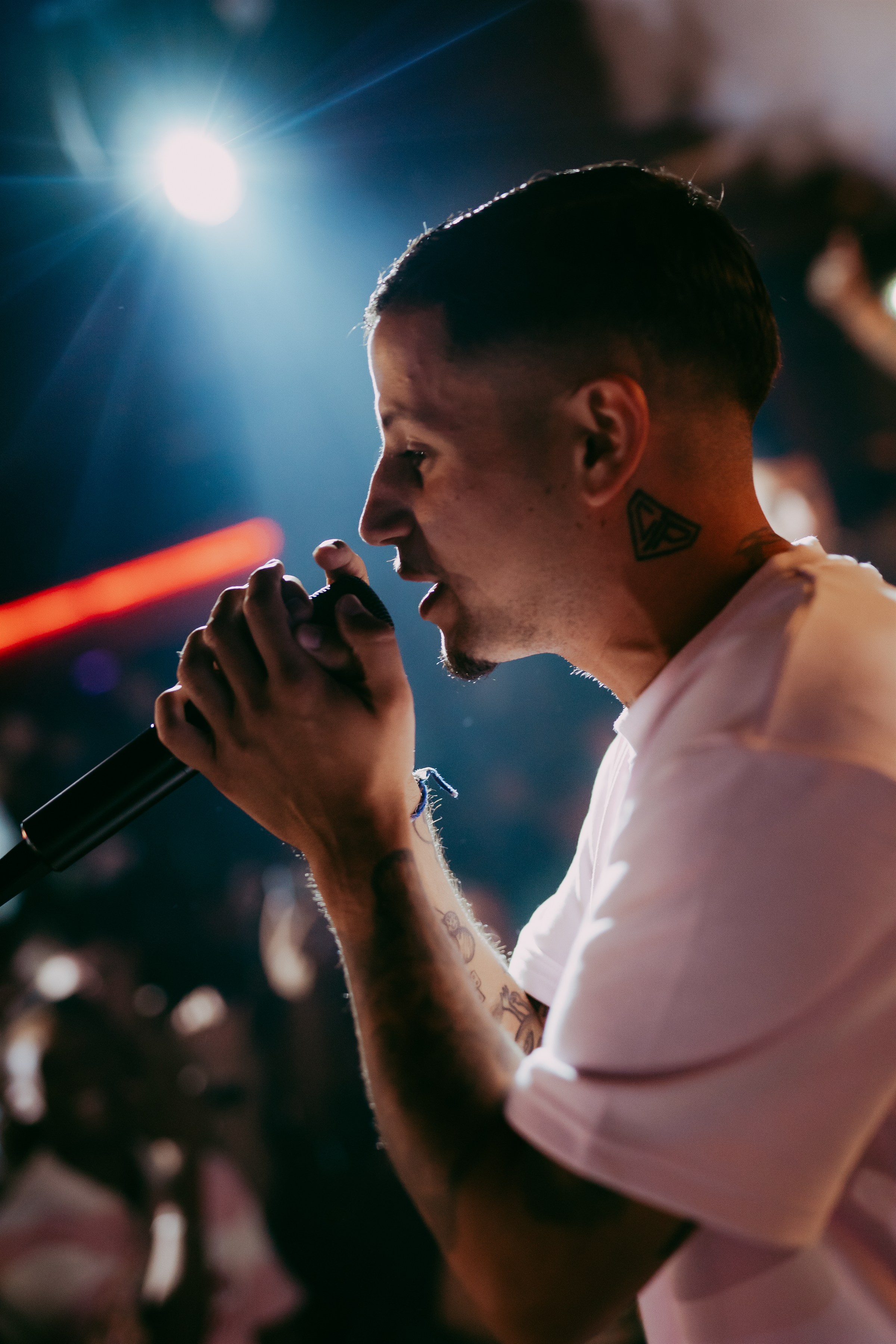 Primer plano de Robledo cantando en el escenario